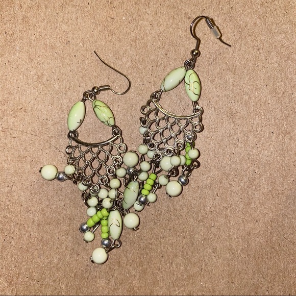 Green beaded earring - Picture 1 of 2